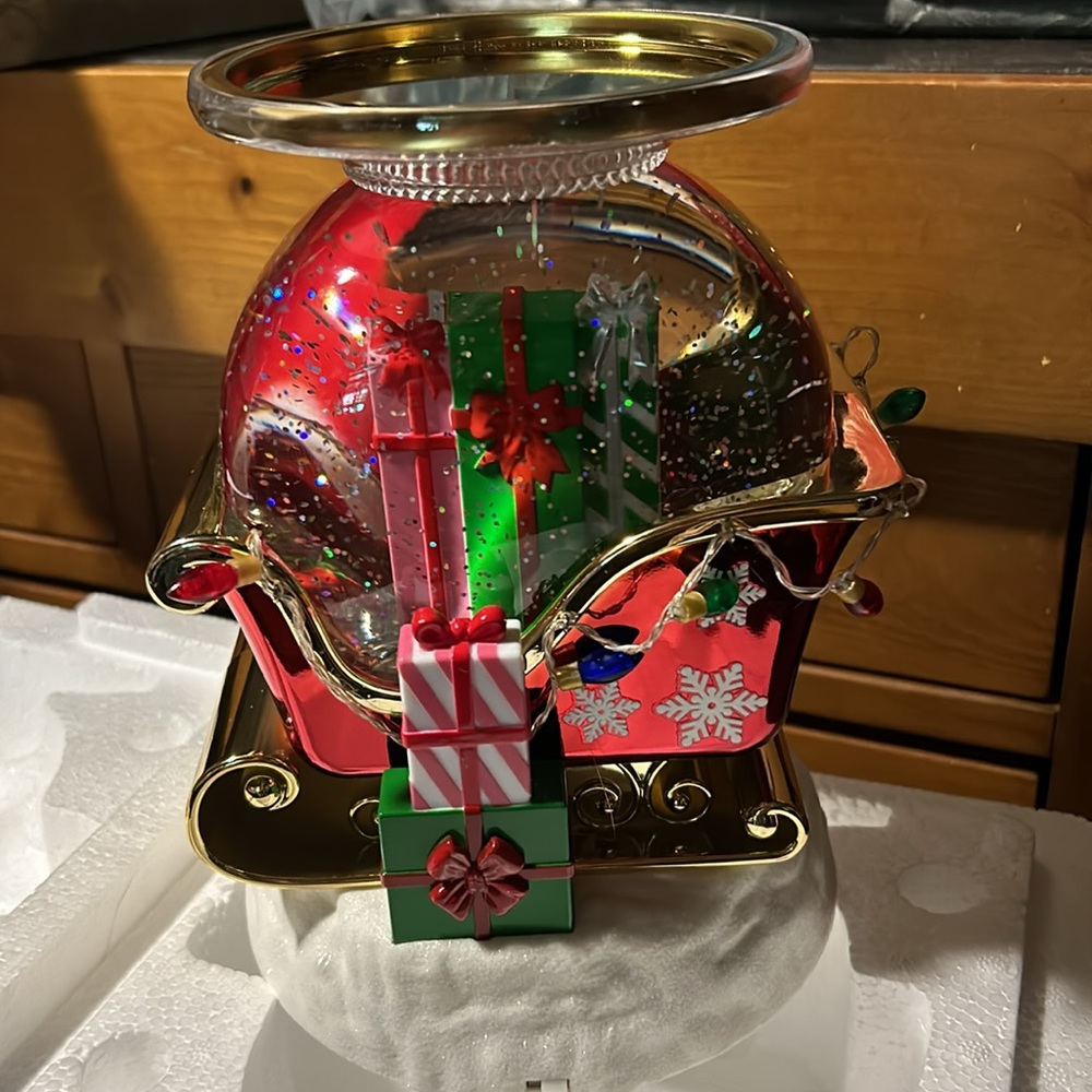Bath & Body Santa Sleigh 3 wick candle holder 🛷 Light up Snow Globe BNIB - Picture 3 of 6